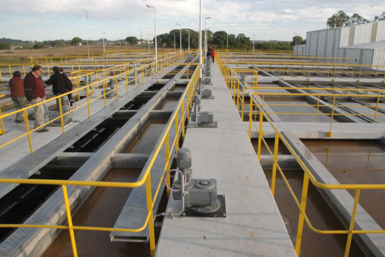 Planta Echeverría: avanzan las tareas de limpieza de la nueva cañería que mejorará el servicio de agua en Paraná