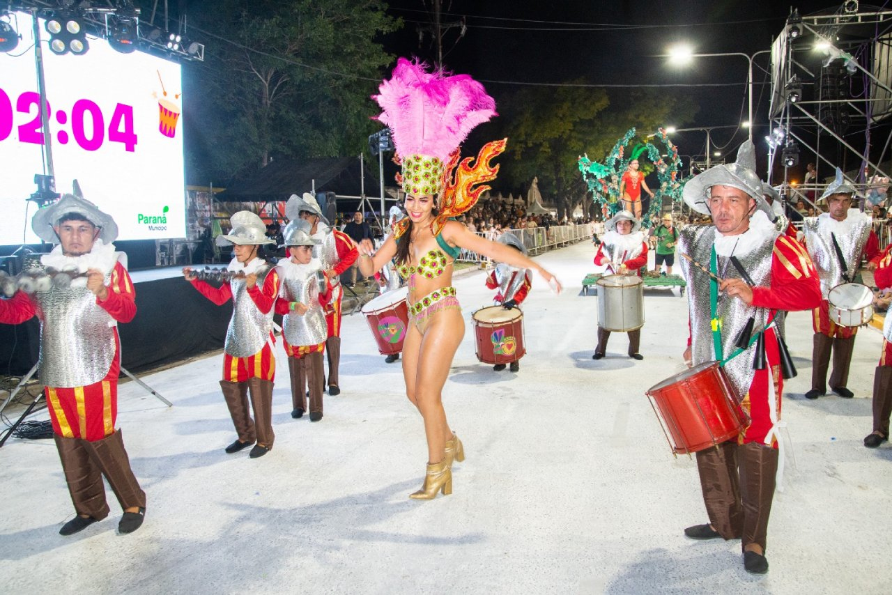 Paraná vivirá su tercera noche de Carnaval en calle Maciá tras la suspensión por lluvia